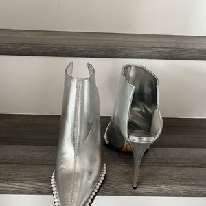 Gorgeous Karl Lagerfeld  heels Women’s Cyron Leather Stiletto Booties – Silver